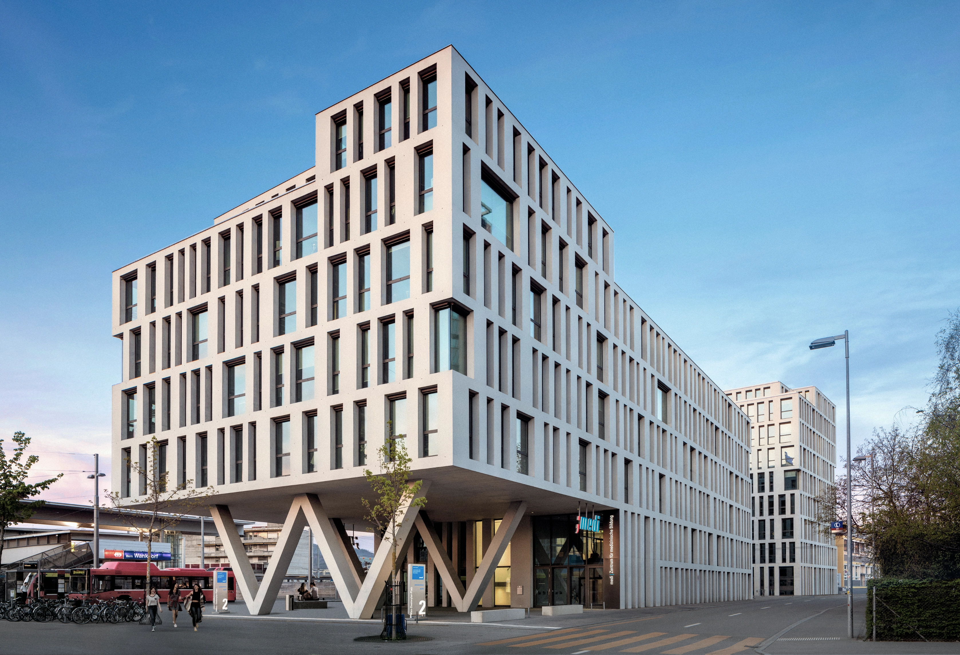 Das Hauptgebäude des medi;